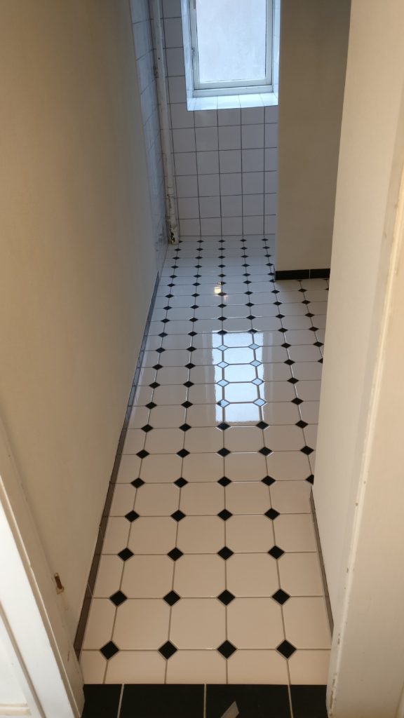 Geometriske gulvfliser i klassisk mønster