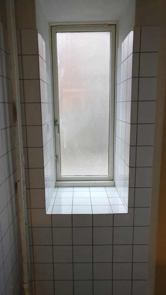 Flisearbejde omkring vindue.
